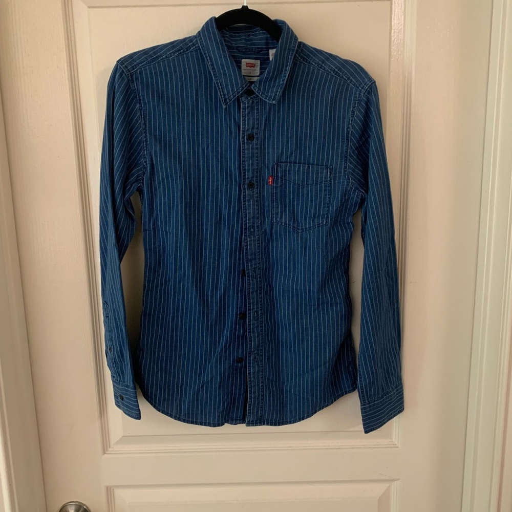 Levi’s size small slim fit button down